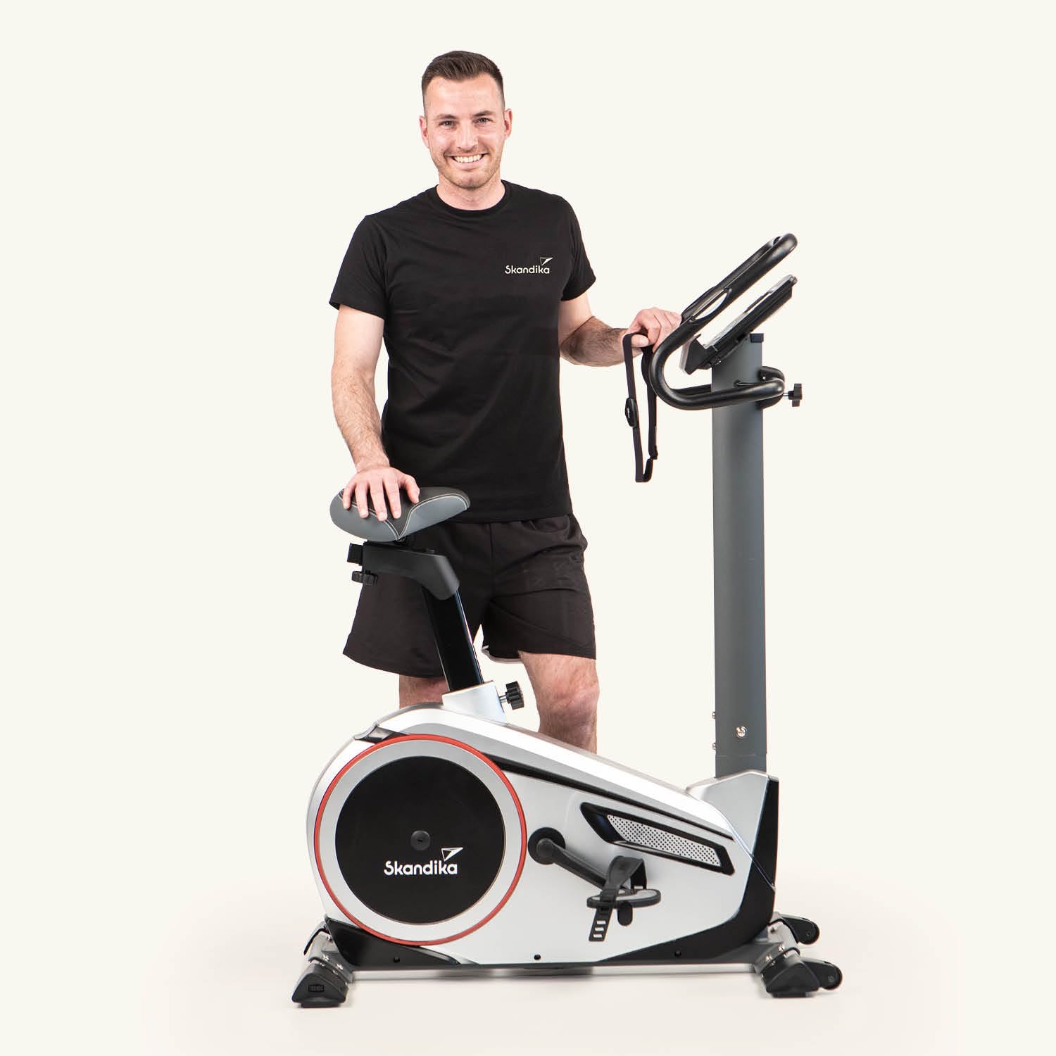 skandika Ergometer Morpheus | Heimtrainer für Zuhause, 12 kg Schwungmasse, 32 Widerstandsstufen, 24 Programme, App Kompatibel mit Kinomap, Pulsgurt, Tablethalterung | Indoor Fahrrad bis 150 kg