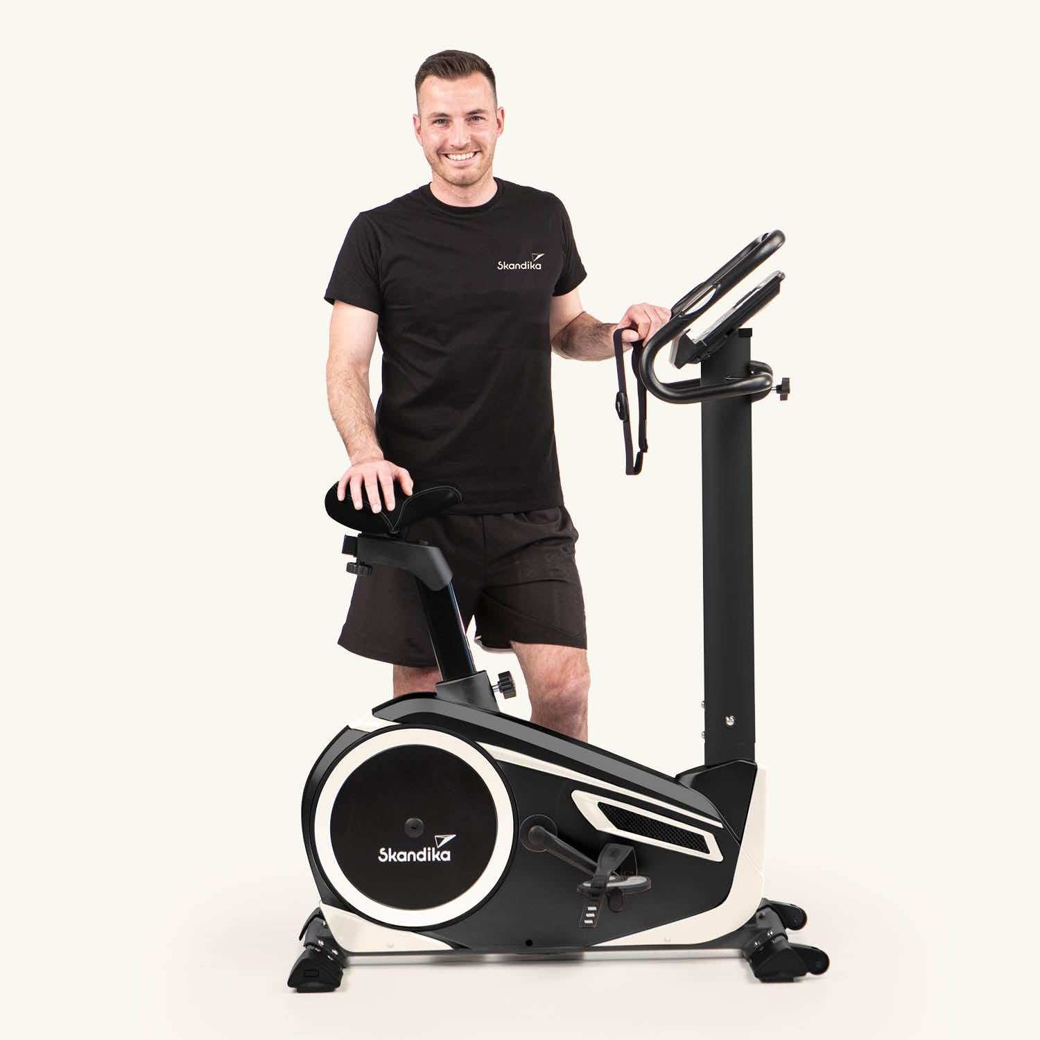 skandika Ergometer Morpheus, Fitnessbike, Heimtrainer mit Bluetooth, Pulsgurt, 32 einstellbare Widerstandseinstellung und Multifunktionscomputer mit Kalorienverbrauch, Puls
